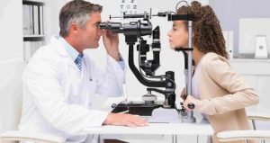 ekgvbovgnjegjoegoeigehoihgiubbbbbbbbbbbco 300x159 طبق نظر و مشاوره از دکتر چشم پزشکی روش های درمان انواع افتادگی پلک و عفونت چشم چیست؟